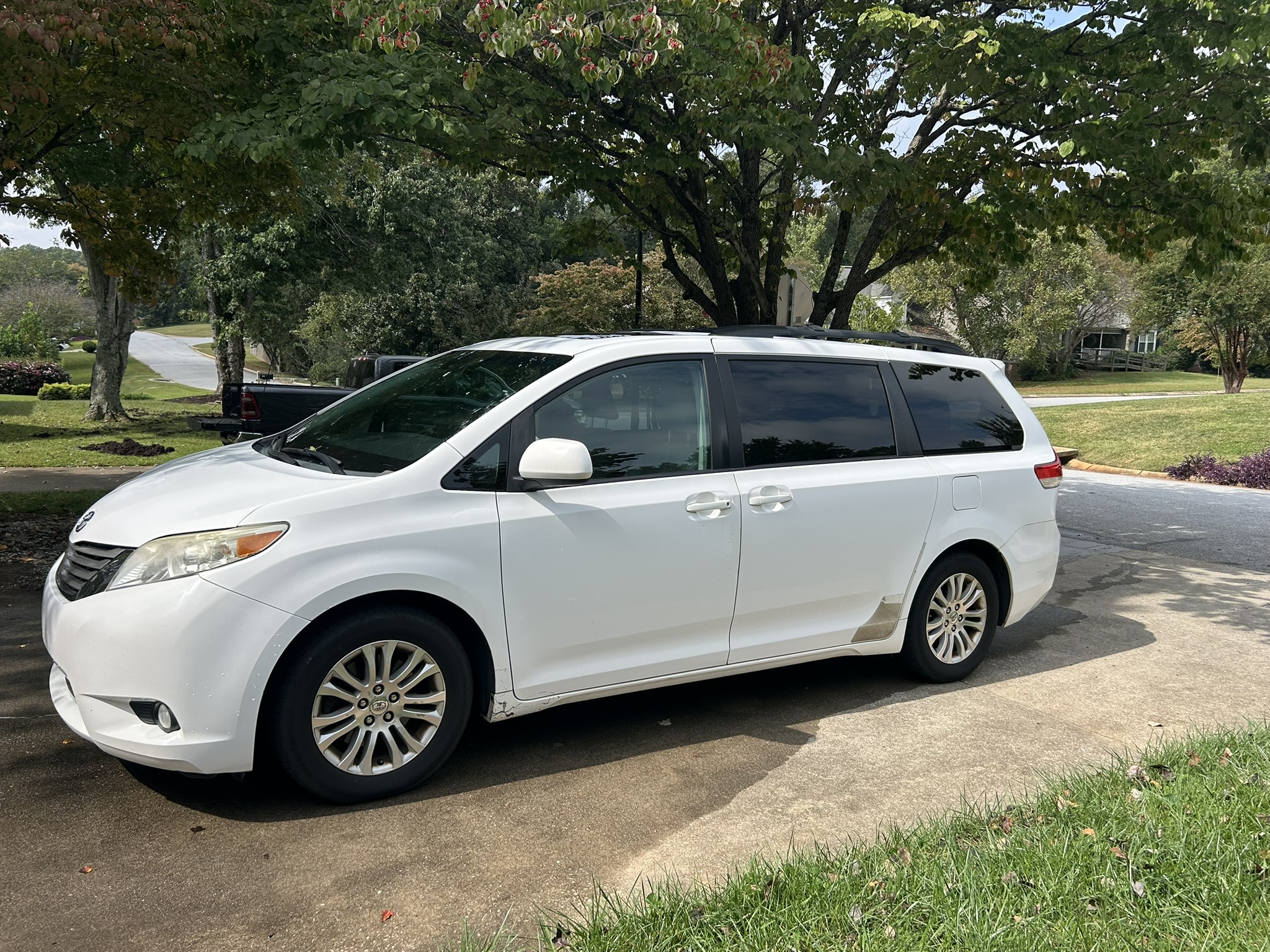 Used 2011 Toyota Sienna XLE FWD image 1