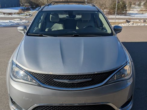 Used 2017 Chrysler Pacifica Touring-L image 10