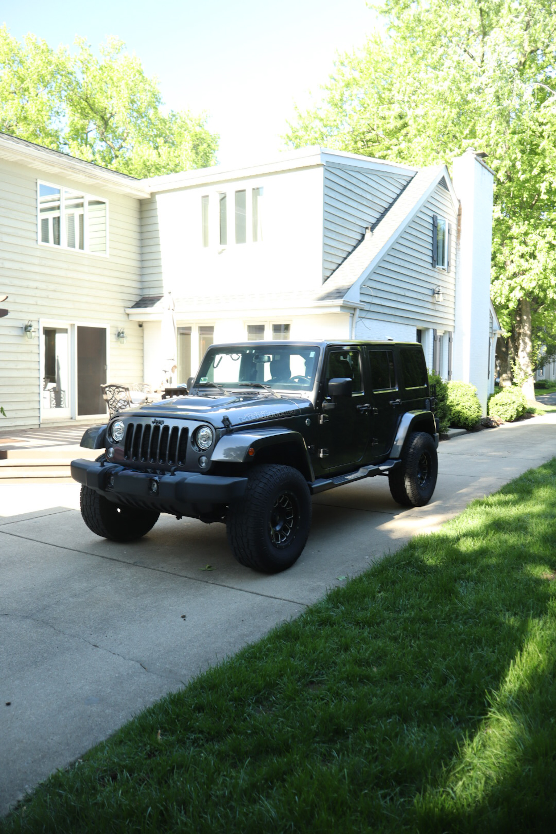 Used 2017 Jeep Wrangler Unlimited Sahara AWD/4WD image 4