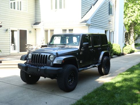 Used 2017 Jeep Wrangler Unlimited Sahara AWD/4WD image 4