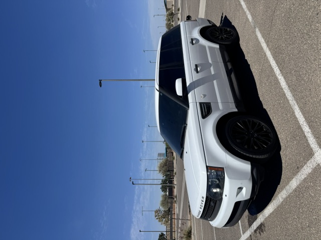 Used 2011 Land Rover Range Rover Sport HSE AWD/4WD image 2