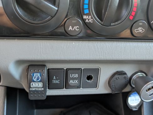 Used 2015 Toyota Tacoma 4x4 Double Cab w/ TRD Off-Road Package image 9