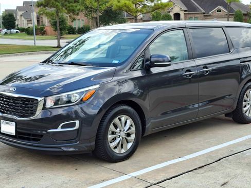 Used 2019 Kia Sedona LX image 4