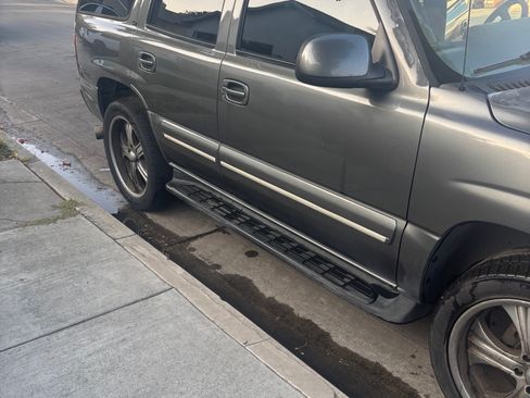 Used 2001 Chevrolet Tahoe LT w/ LT Preferred Equipment Group image 2