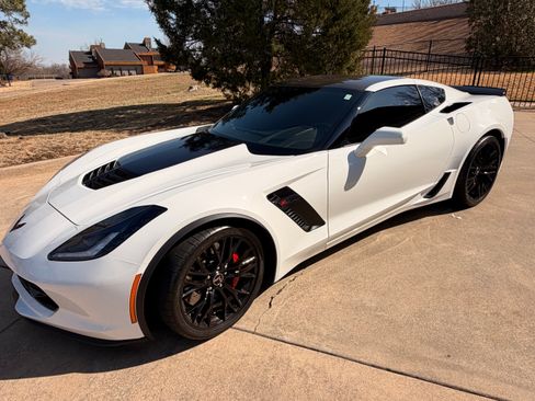 Used 2015 Chevrolet Corvette Z06 w/ 3LZ Preferred Equipment Group image 2