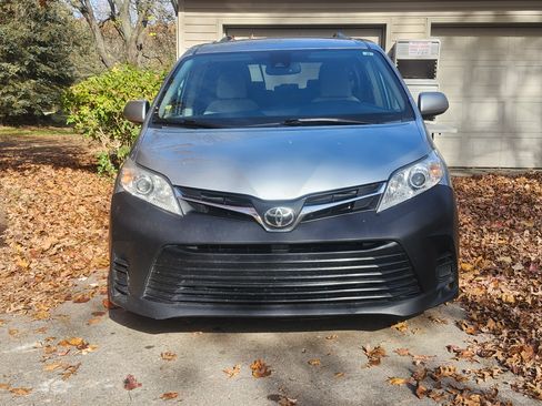 Used 2019 Toyota Sienna LE image 1