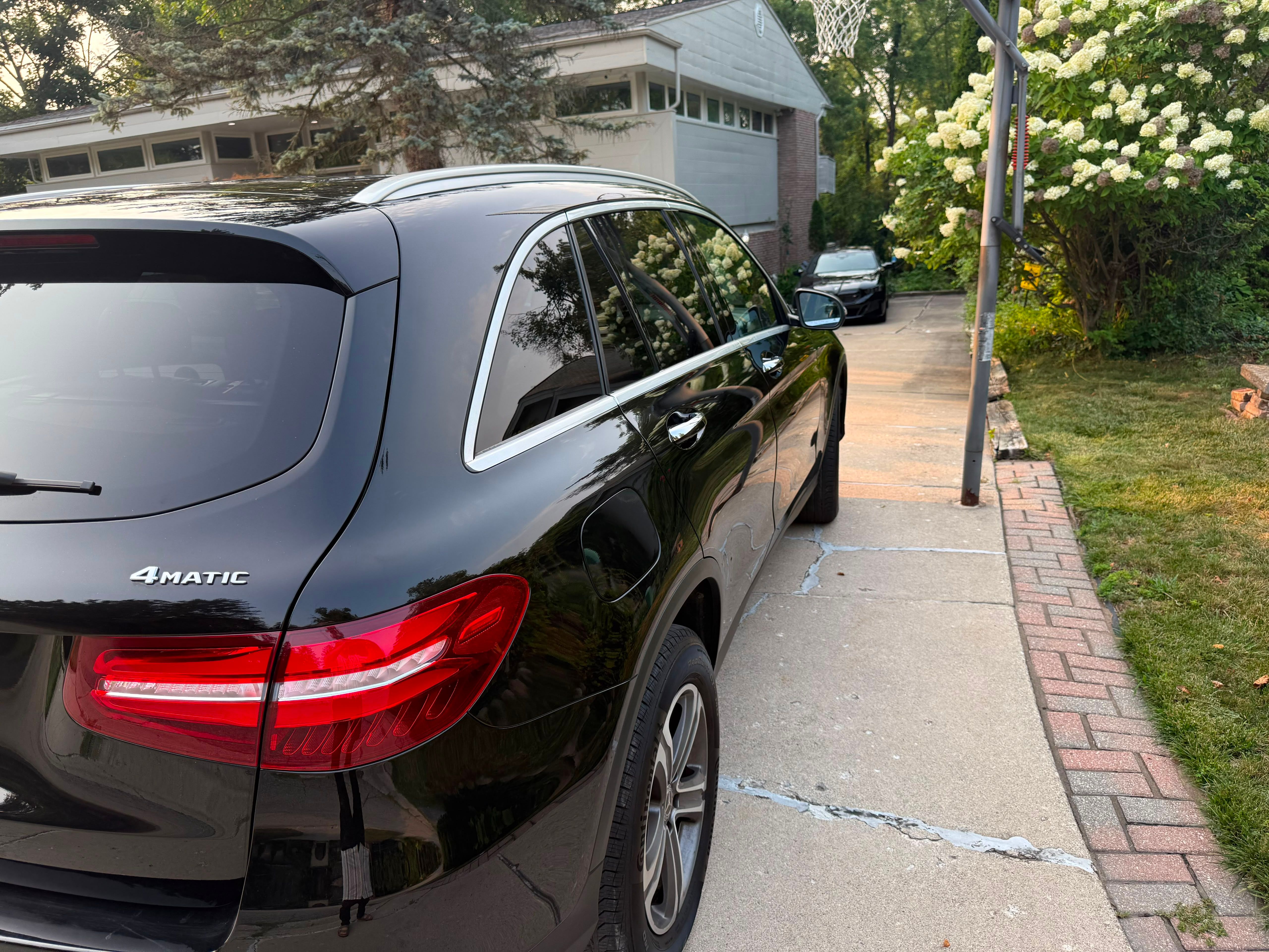 Used 2019 Mercedes-Benz GLC 300 4MATIC image 2