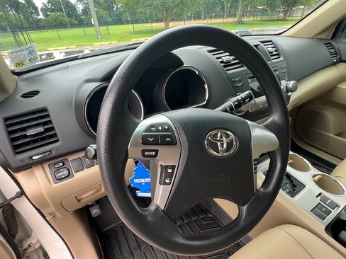 Used 2012 Toyota Highlander FWD w/ Tech Pkg image 16