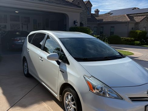 Used 2014 Toyota Prius V Three image 8