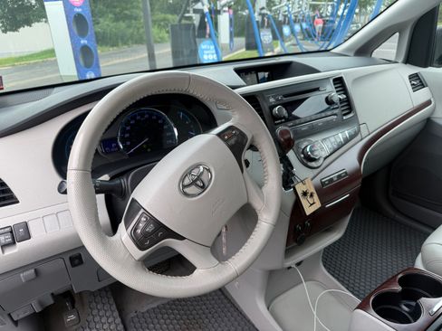 Used 2014 Toyota Sienna XLE FWD image 6
