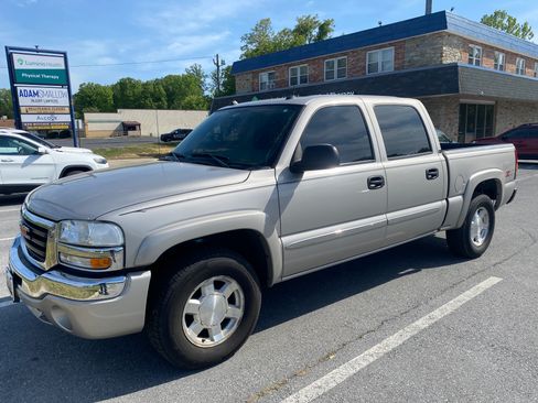 Used 2004 GMC Sierra 1500 SLT w/ Off-Road Package AWD/4WD image 2