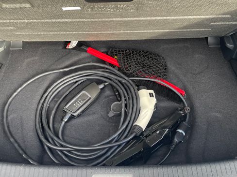 Used 2017 Volkswagen e-Golf SE image 8