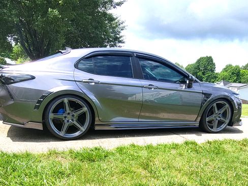 Used 2020 Toyota Camry SE image 2