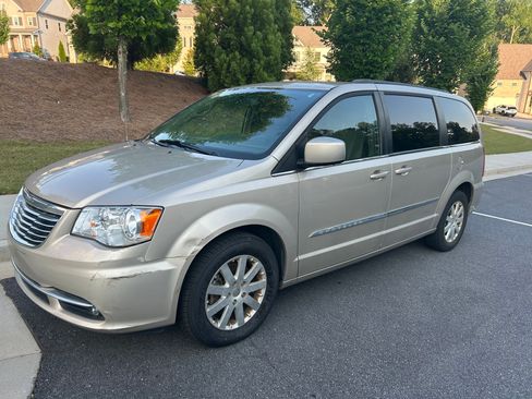Used 2015 Chrysler Town & Country Touring FWD image 4