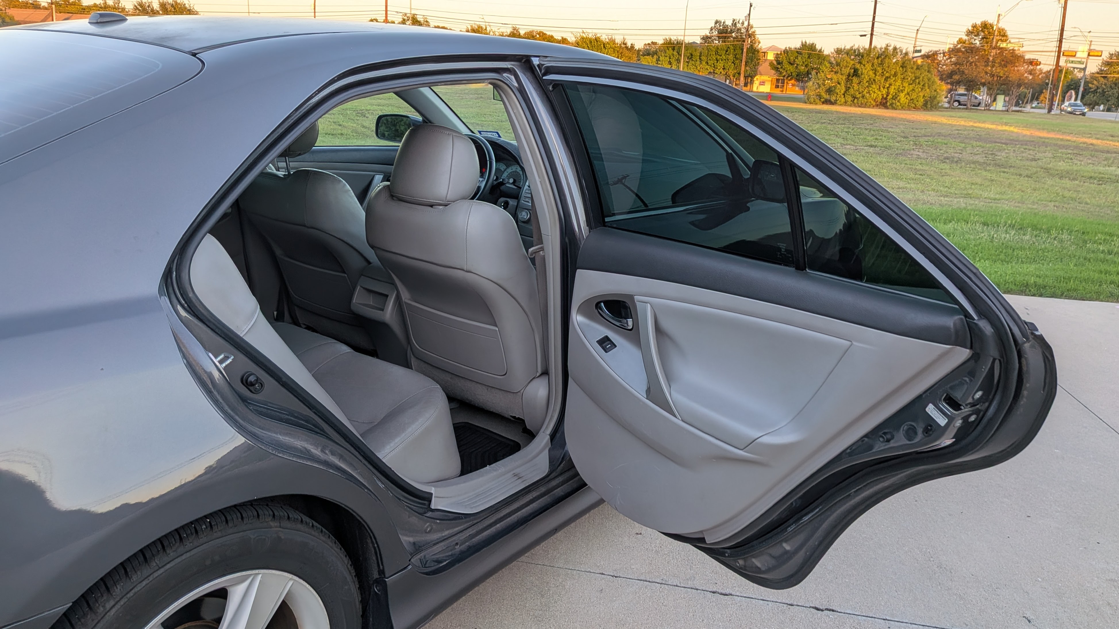 Used 2011 Toyota Camry SE w/ Sport Leather Pkg FWD image 21