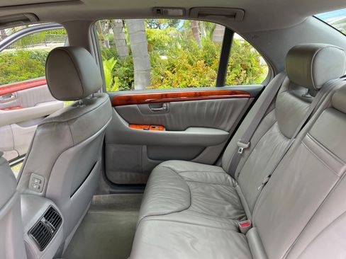 Used 2002 Lexus LS 430 RWD image 9