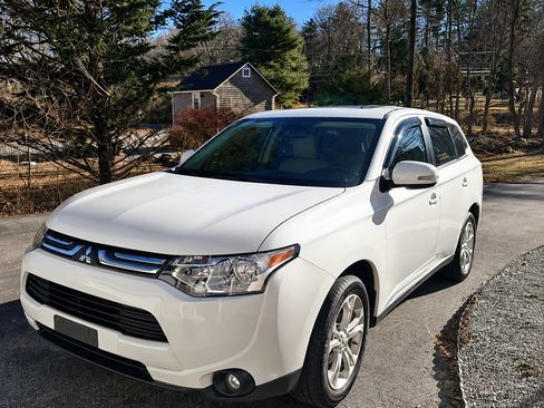 Used 2014 Mitsubishi Outlander SE AWD/4WD image 1