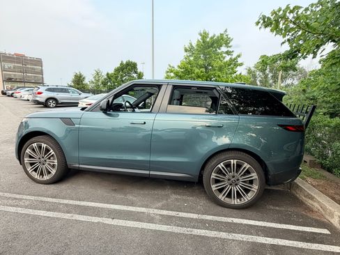 Used 2024 Land Rover Range Rover Sport SE AWD/4WD image 8