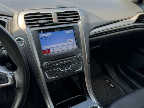 Used 2017 Ford Fusion SE w/ Equipment Group 201A FWD image 11