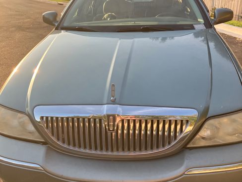 Used 2006 Lincoln Town Car Signature image 6