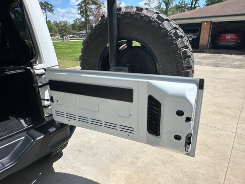 Used 2016 Jeep Wrangler Unlimited Rubicon image 17