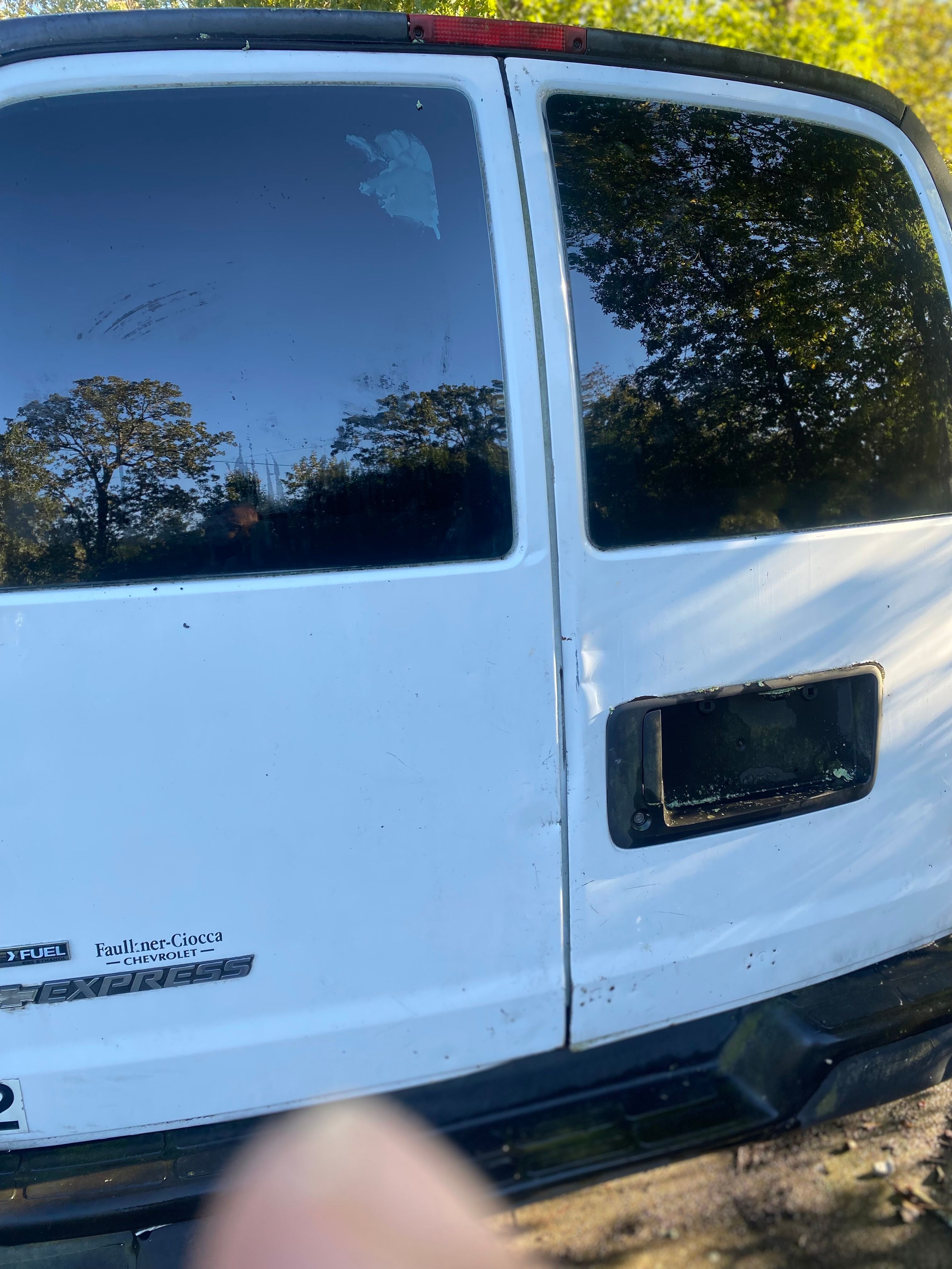 Used 2010 Chevrolet Express 2500 RWD image 1