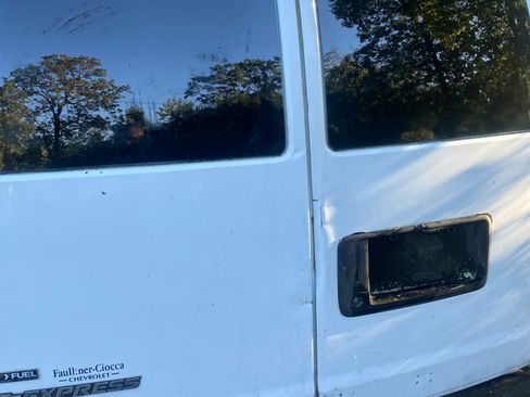 Used 2010 Chevrolet Express 2500 RWD image 1