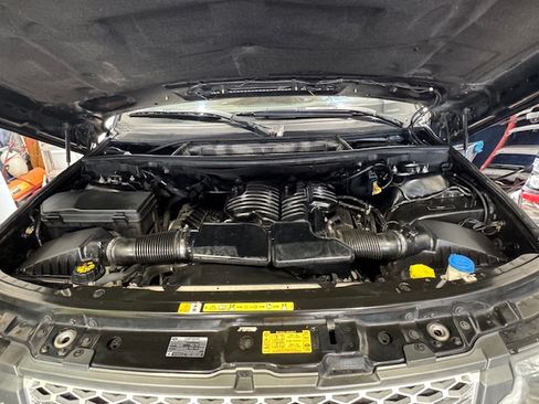 Used 2010 Land Rover Range Rover HSE LUX image 10