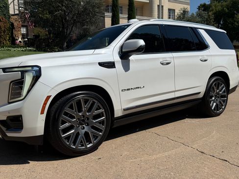 Used 2025 GMC Yukon Denali Ultimate AWD/4WD image 6
