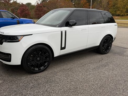 Used 2025 Land Rover Range Rover SE image 4