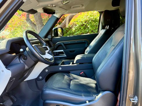 Used 2023 Land Rover Defender 90 SE image 9