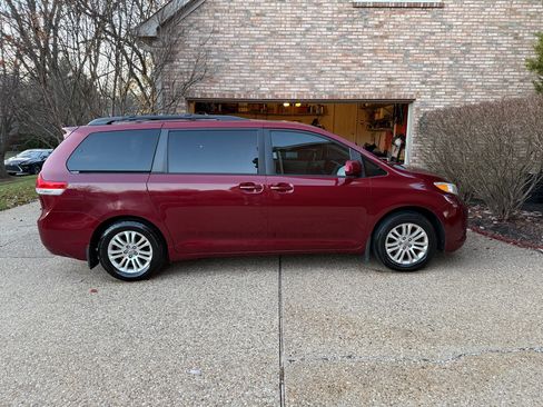 Used 2011 Toyota Sienna XLE image 6