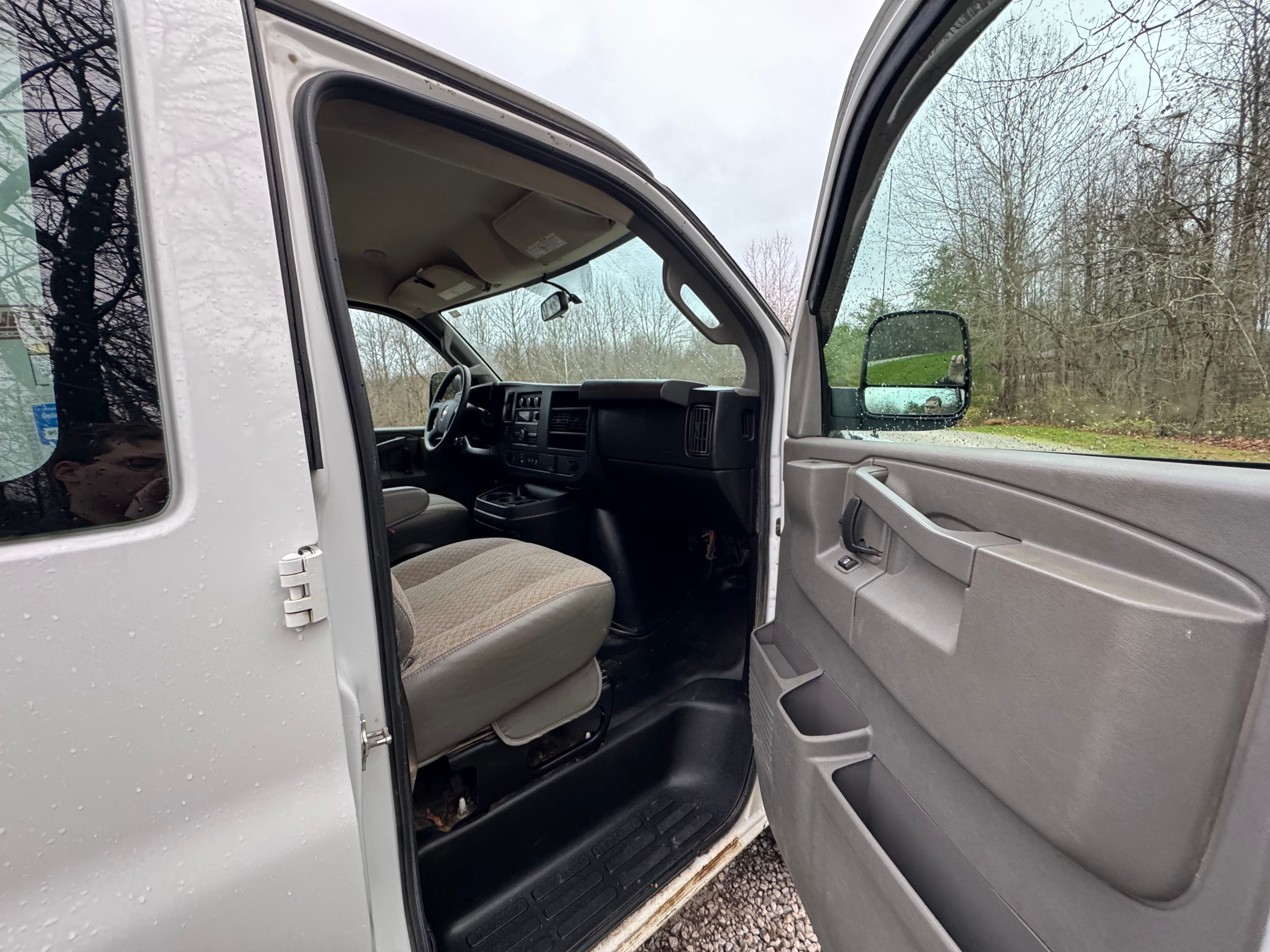 Used 2018 Chevrolet Express 2500 w/ Driver Convenience Package RWD image 10
