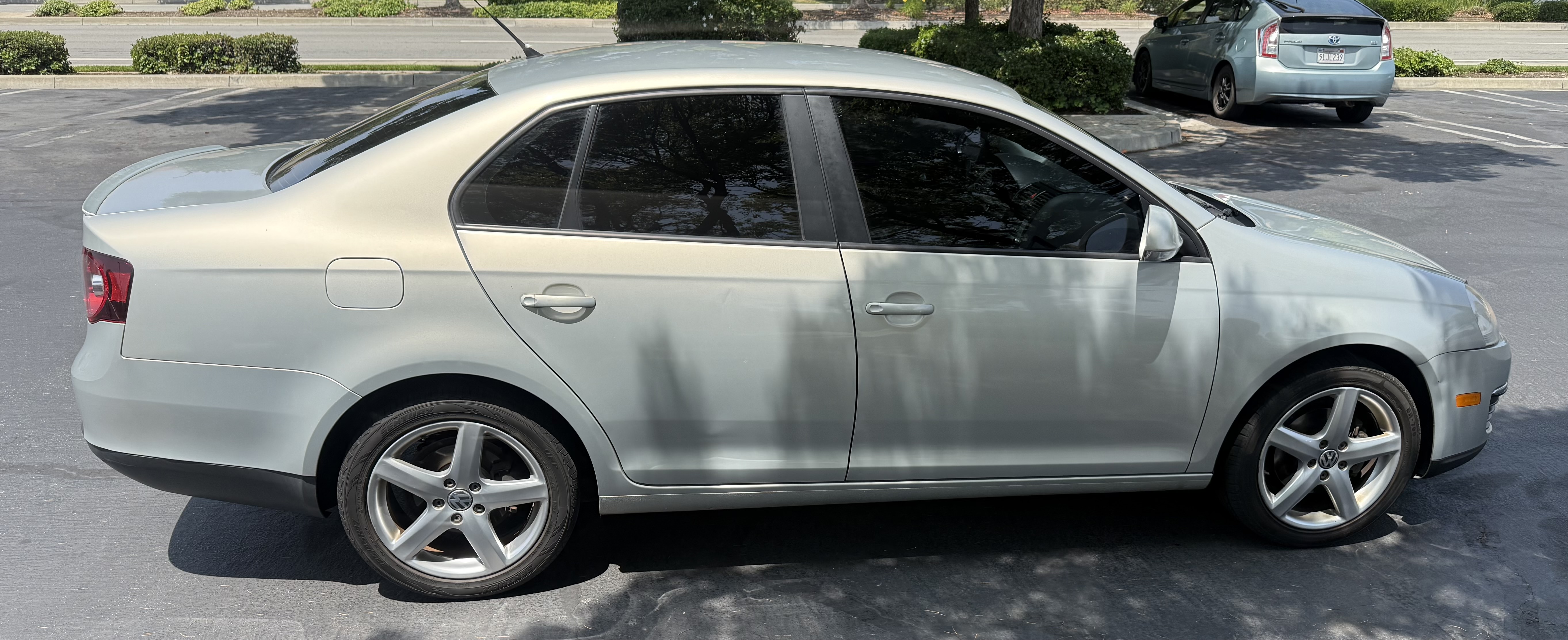 Used 2010 Volkswagen Jetta Limited Edition FWD image 2