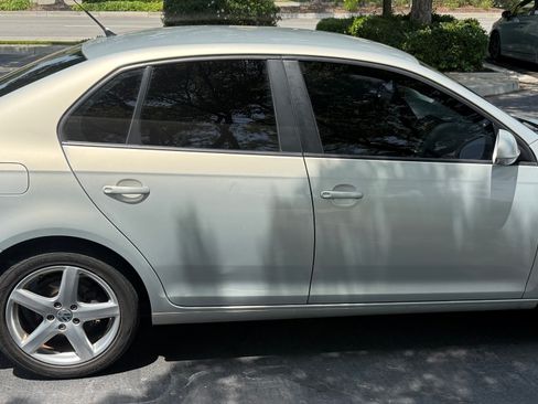 Used 2010 Volkswagen Jetta Limited Edition image 2