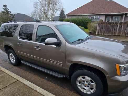 Used 2011 Chevrolet Suburban LT image 8