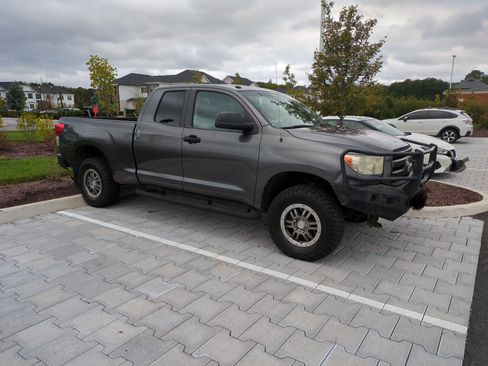 Used 2011 Toyota Tundra 4x4 Double Cab image 2