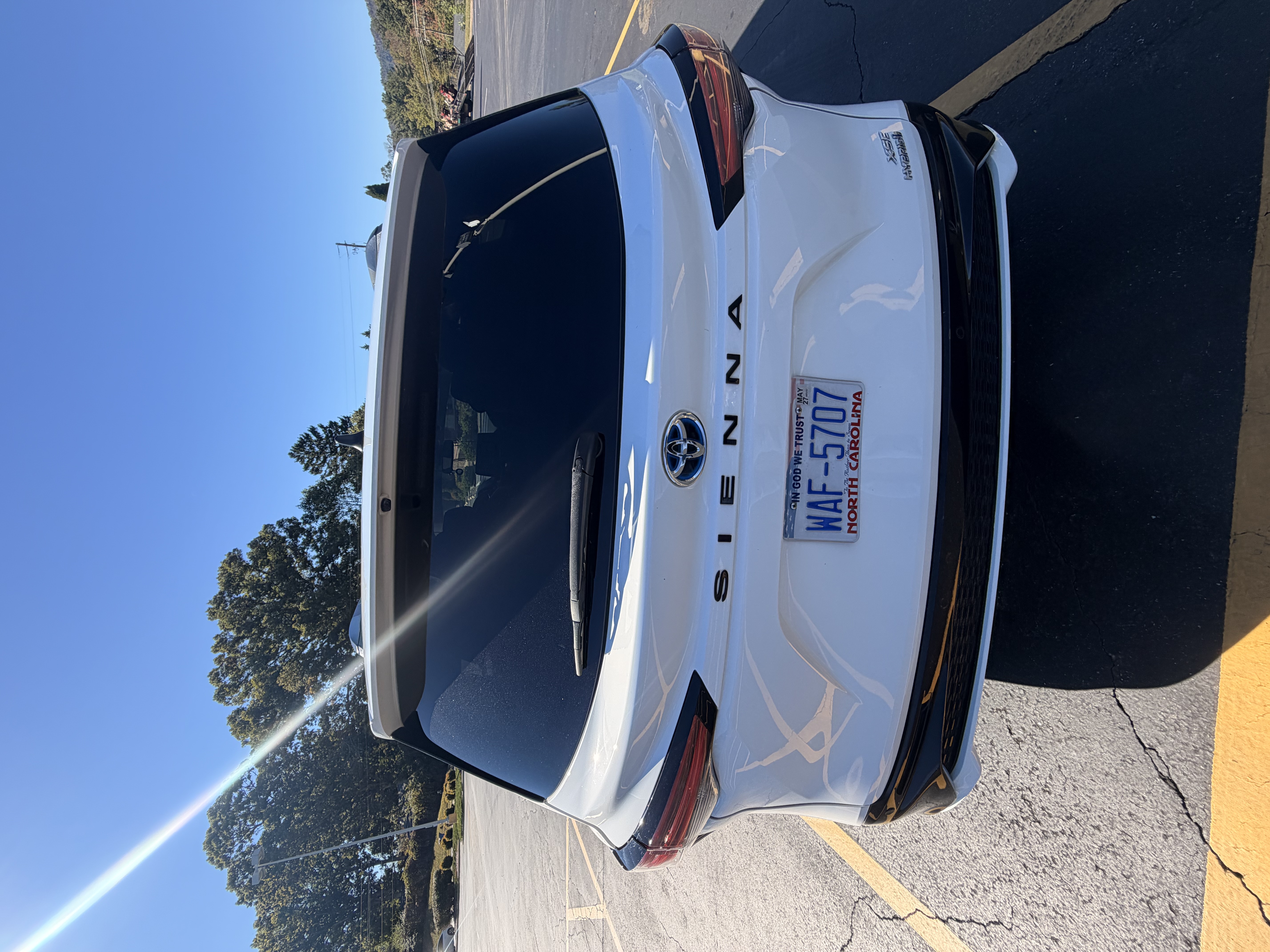 Used 2023 Toyota Sienna XSE FWD image 5