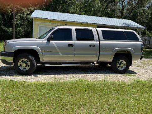 Used 2004 Chevrolet Silverado 2500 LT w/ Heavy-Duty Power Package RWD image 2