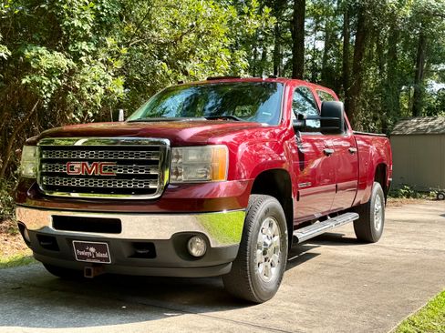 Used 2014 GMC Sierra 2500 SLE w/ SLE Preferred Package AWD/4WD image 2