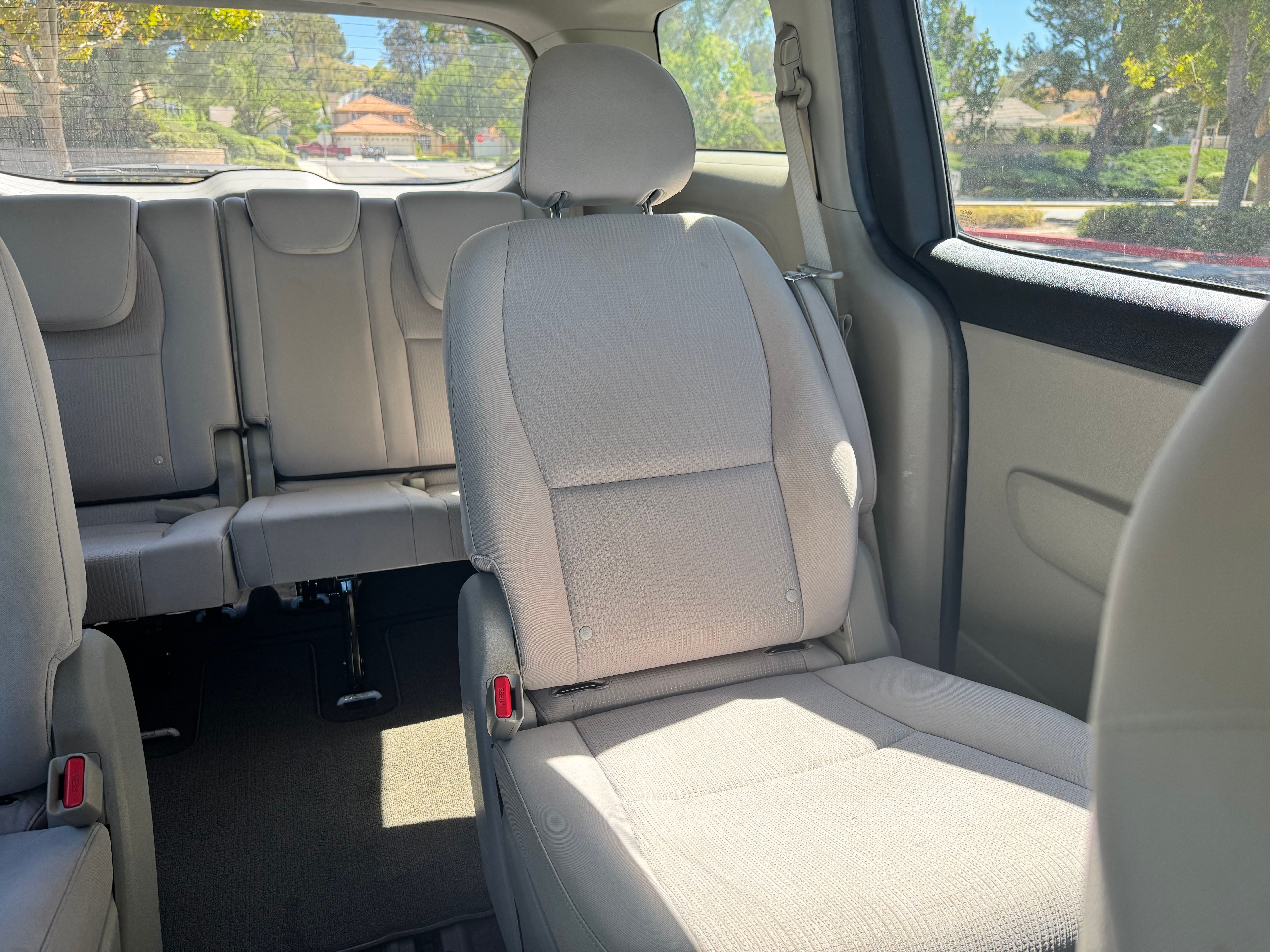 Used 2021 Kia Sedona LX FWD image 16