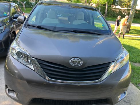Used 2011 Toyota Sienna LE FWD image 1