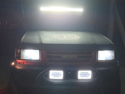 Used 1998 Isuzu Amigo S Sport Utility 2D image 9