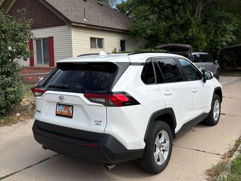 Used 2021 Toyota RAV4 XLE AWD/4WD image 2