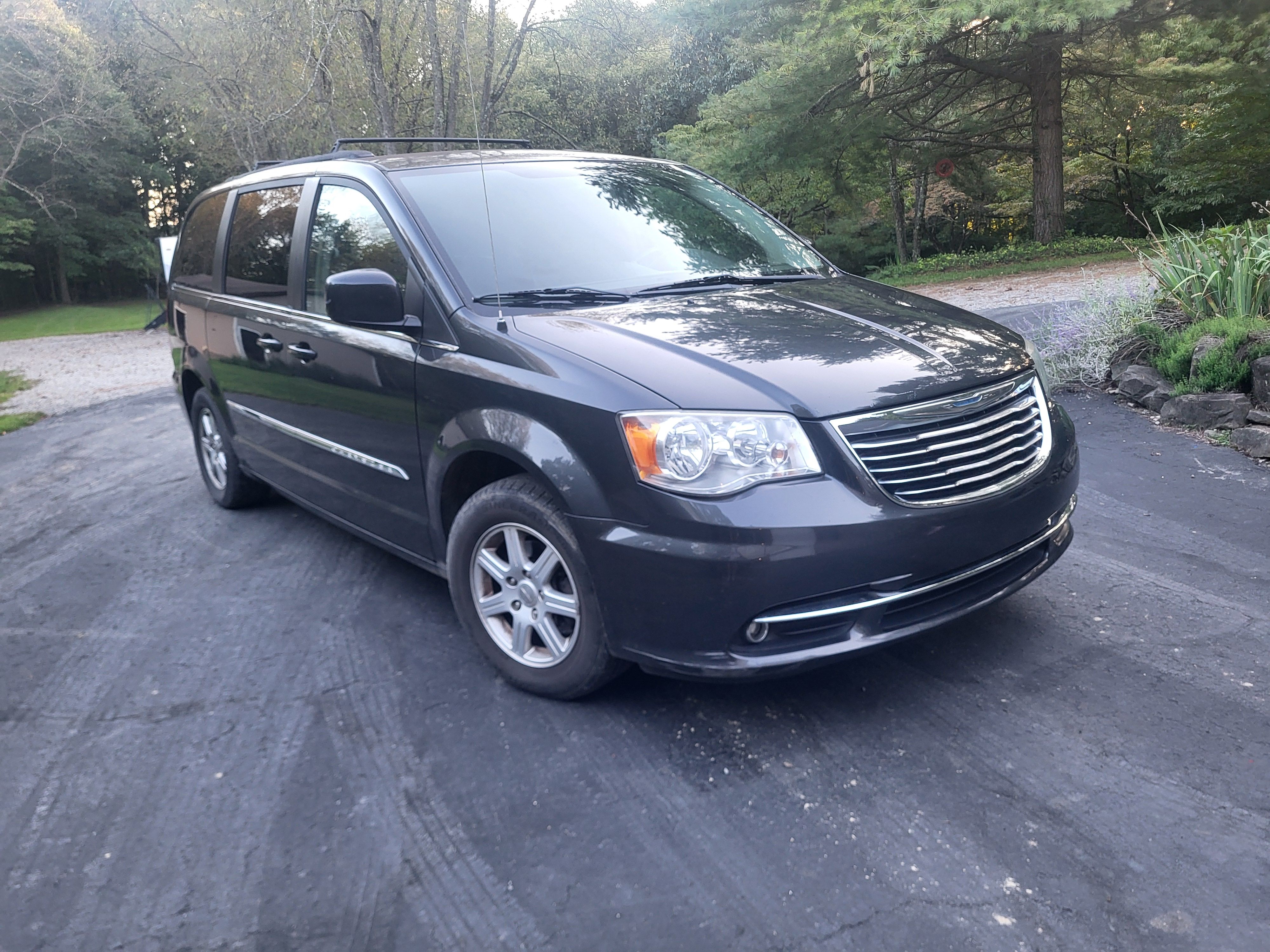 Used 2012 Chrysler Town & Country Touring w/ Entertainment Group #1 FWD image 1
