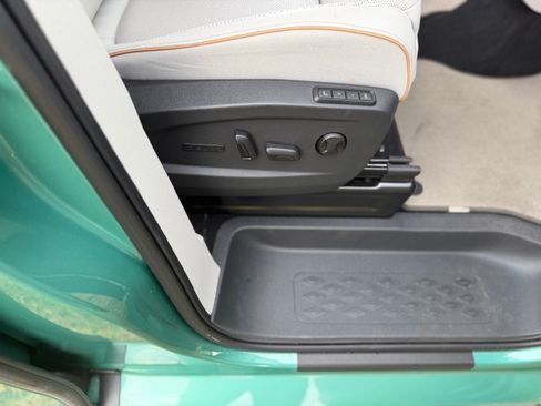 Used 2025 Volkswagen ID. Buzz 1st Edition image 18