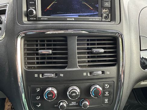 Used 2018 Dodge Grand Caravan SXT image 9