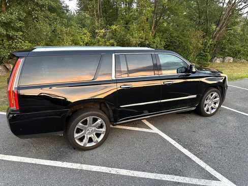 Used 2017 Cadillac Escalade ESV Premium Luxury AWD/4WD image 9