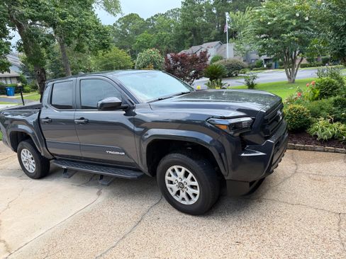 Used 2024 Toyota Tacoma SR5 w/ SR5 Upgrade Package AWD/4WD image 1