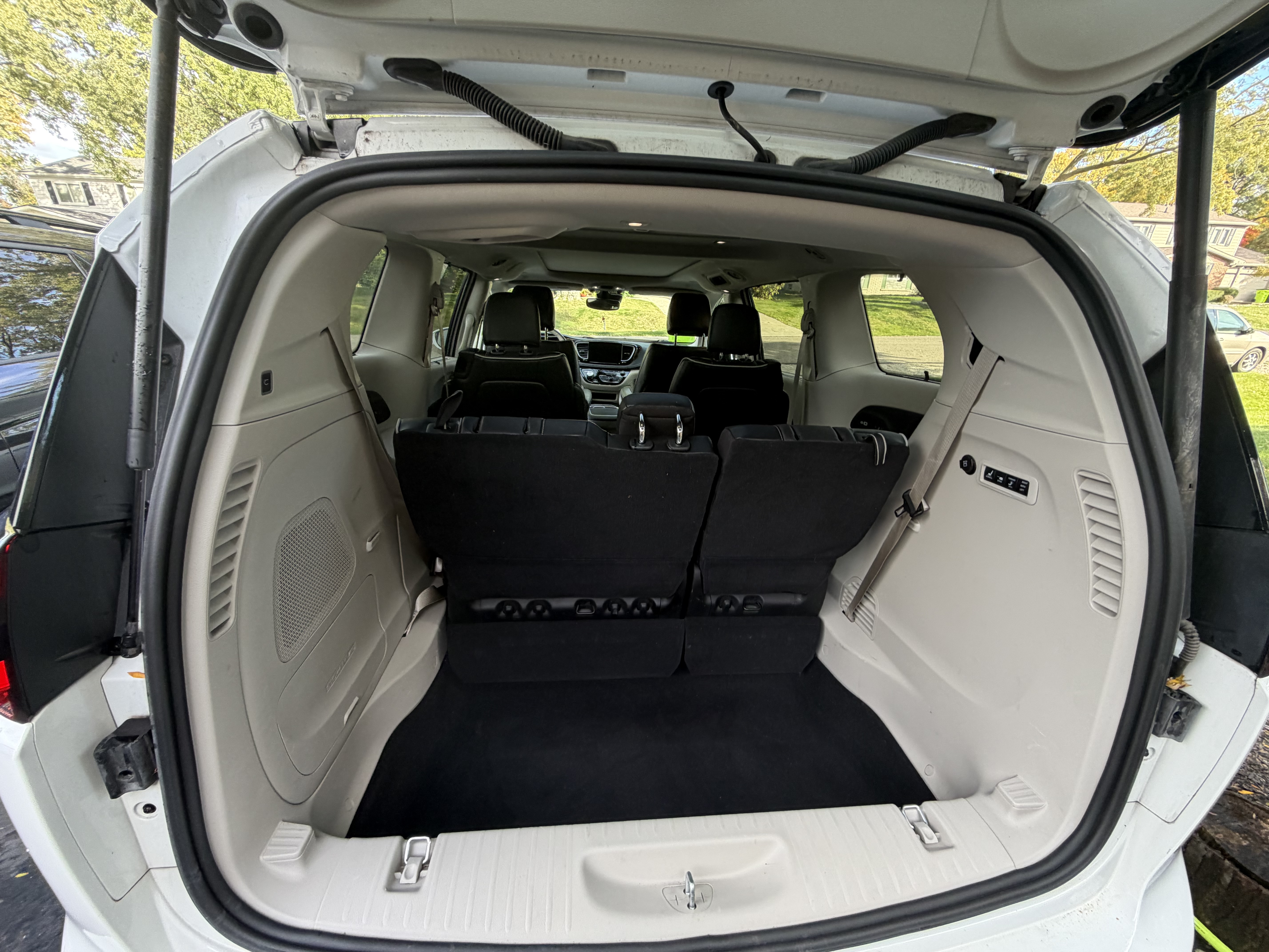 Used 2021 Chrysler Pacifica Limited AWD/4WD image 4